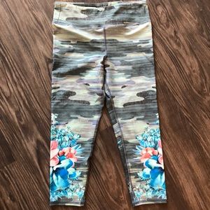 Capri leggings with floral detailing
